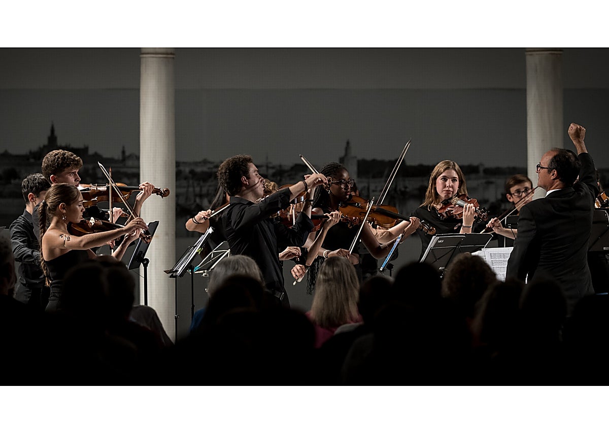 Valentín Sánchez Venzalá dirige a las jóvenes orquestas