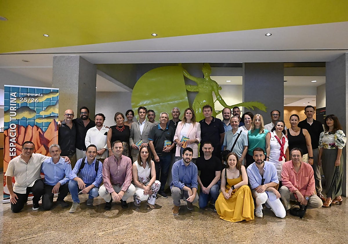 Músicos y representantes de diferentes Ensembles musicales en la presentación de la programación del Turina junto a la delegada de Turismo Angi Moreno y el director del Espacio, Fernando Campomanes