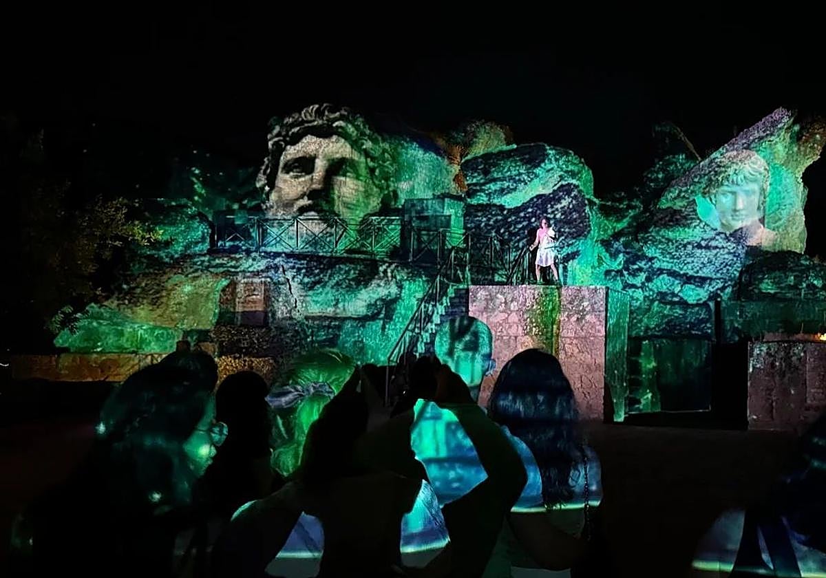 Adriano es el protagonista de la propuesta escénica de Imperdible Artes Escénicas