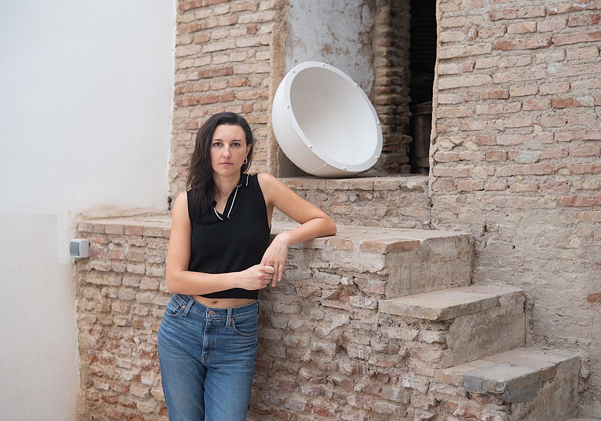 Mercedes Pimiento ante una de sus obras en las singulares estancias de la galería Alarcón Criado