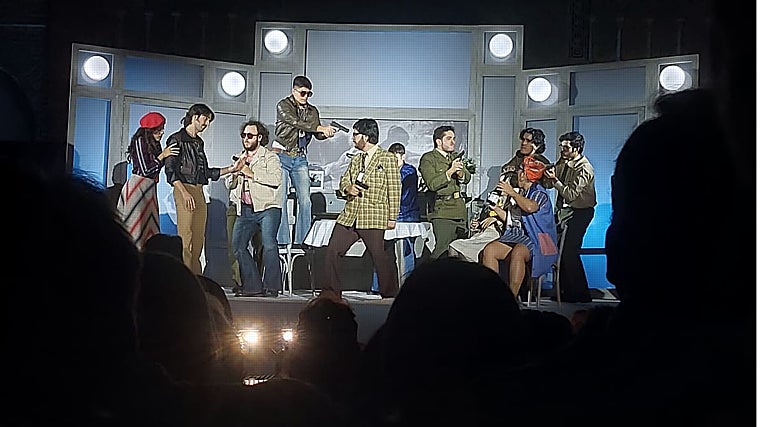 Leonor Bonilla (izquierda), Juan de Dios Mateos (junto a ella) y el Coro Juvenil de Andalucía