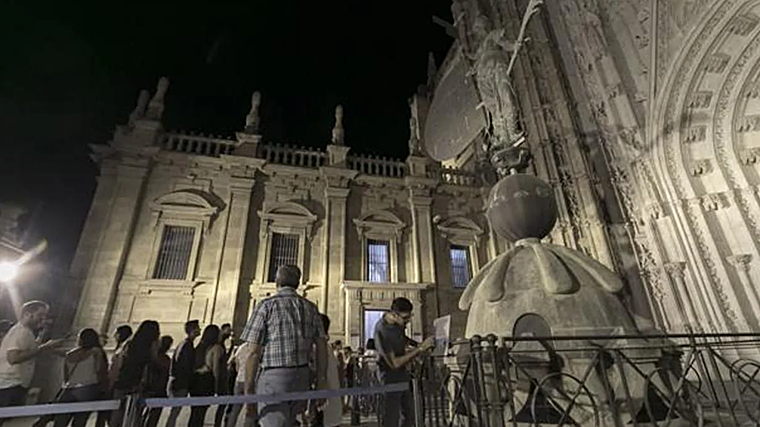 Cola a la entrada de la Catedral durante una Noche en Blanco en Sevilla