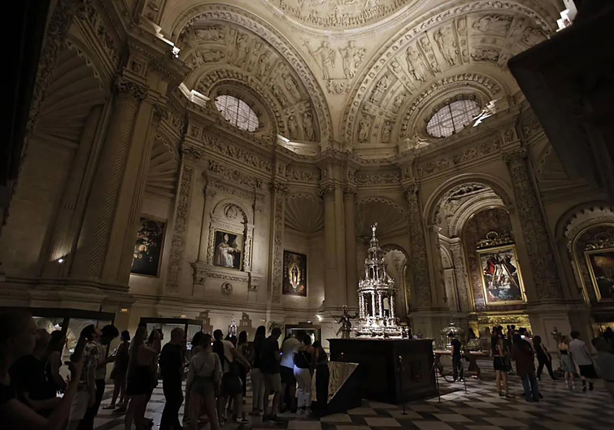 Varias personas visitan el interior de la Catedral de Sevilla durante una Noche en Blanco