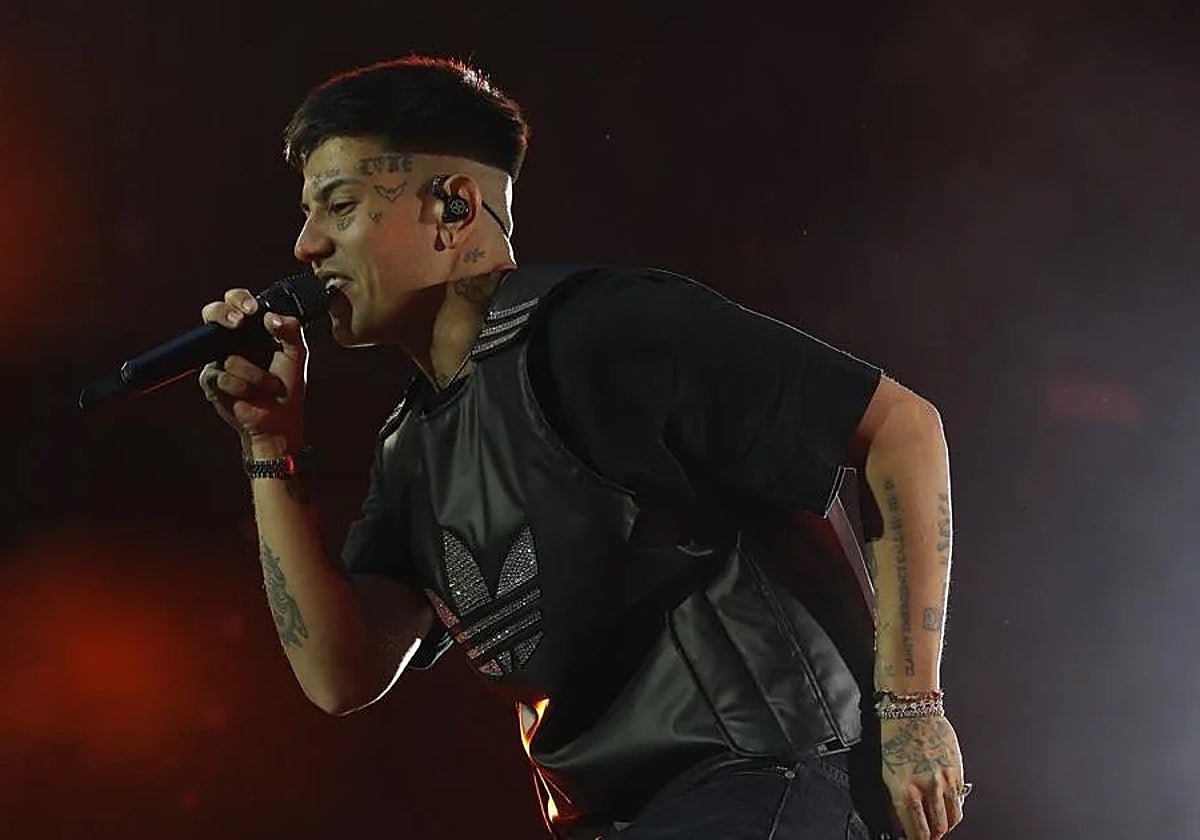 Duki cantando en el Santiago Bernabéu