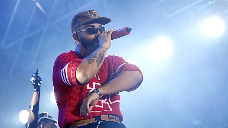 Manuel Turizo cantando en la Plaza de España