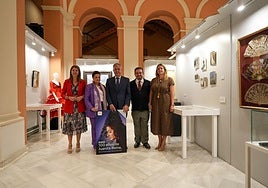 Trajes, abanicos, libretos de coplas y piezas de la Macarena, en la exposición homenaje a Juanita Reina