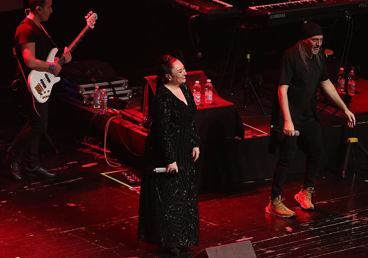 Mari Ángeles y Dioni, Camela, en un concierto en Sevilla