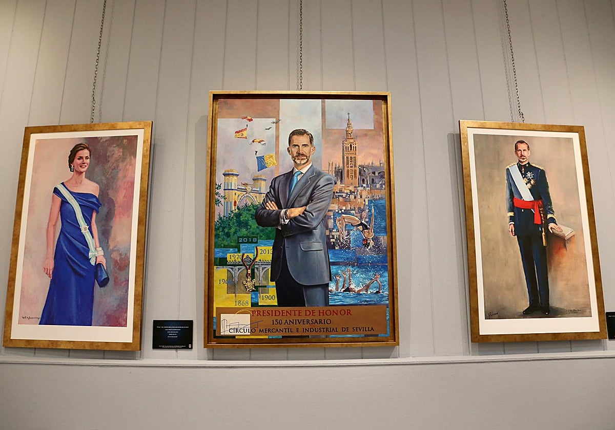 Tres de las obras expuestas. En el centro se aprecia el cuadro que pintó el artista sevillano César Ramírez