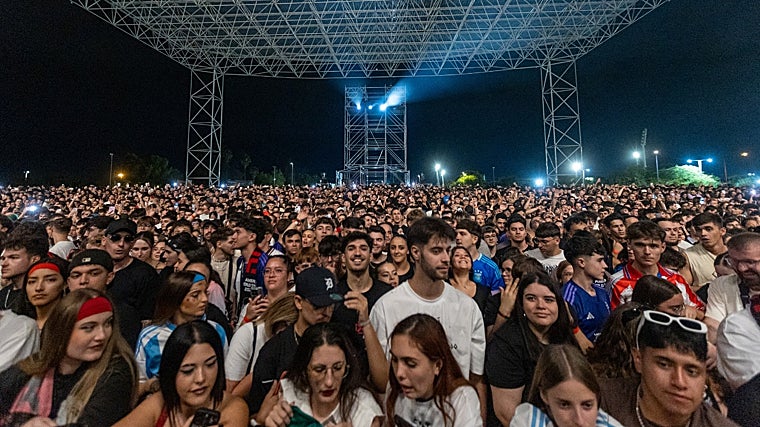 Miles de personas esperando para vr a Duki