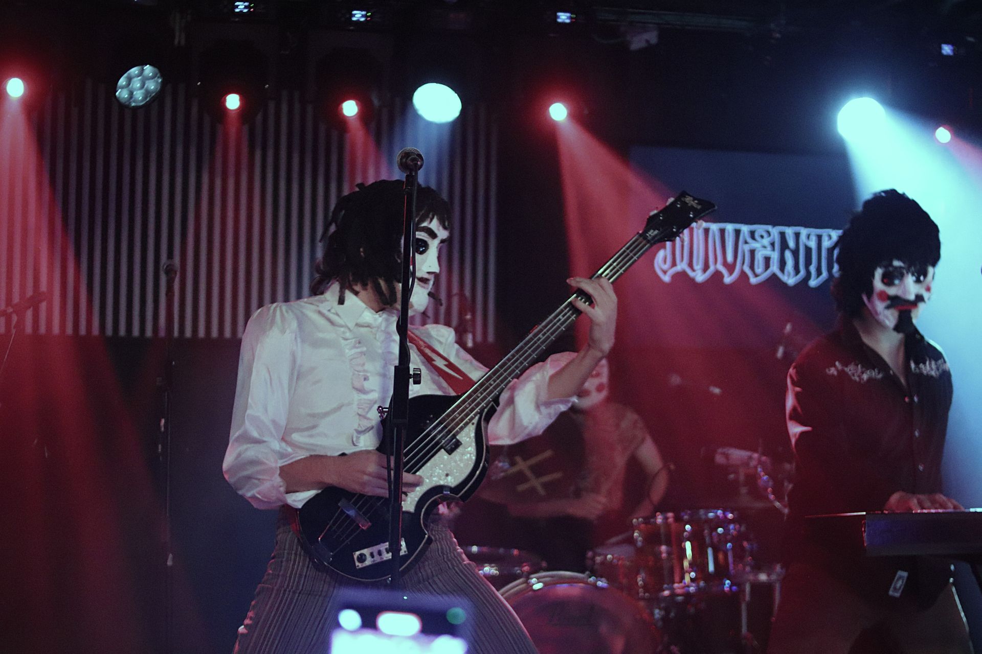 El grupo Juventude, con unas máscaras al inicio del concierto.