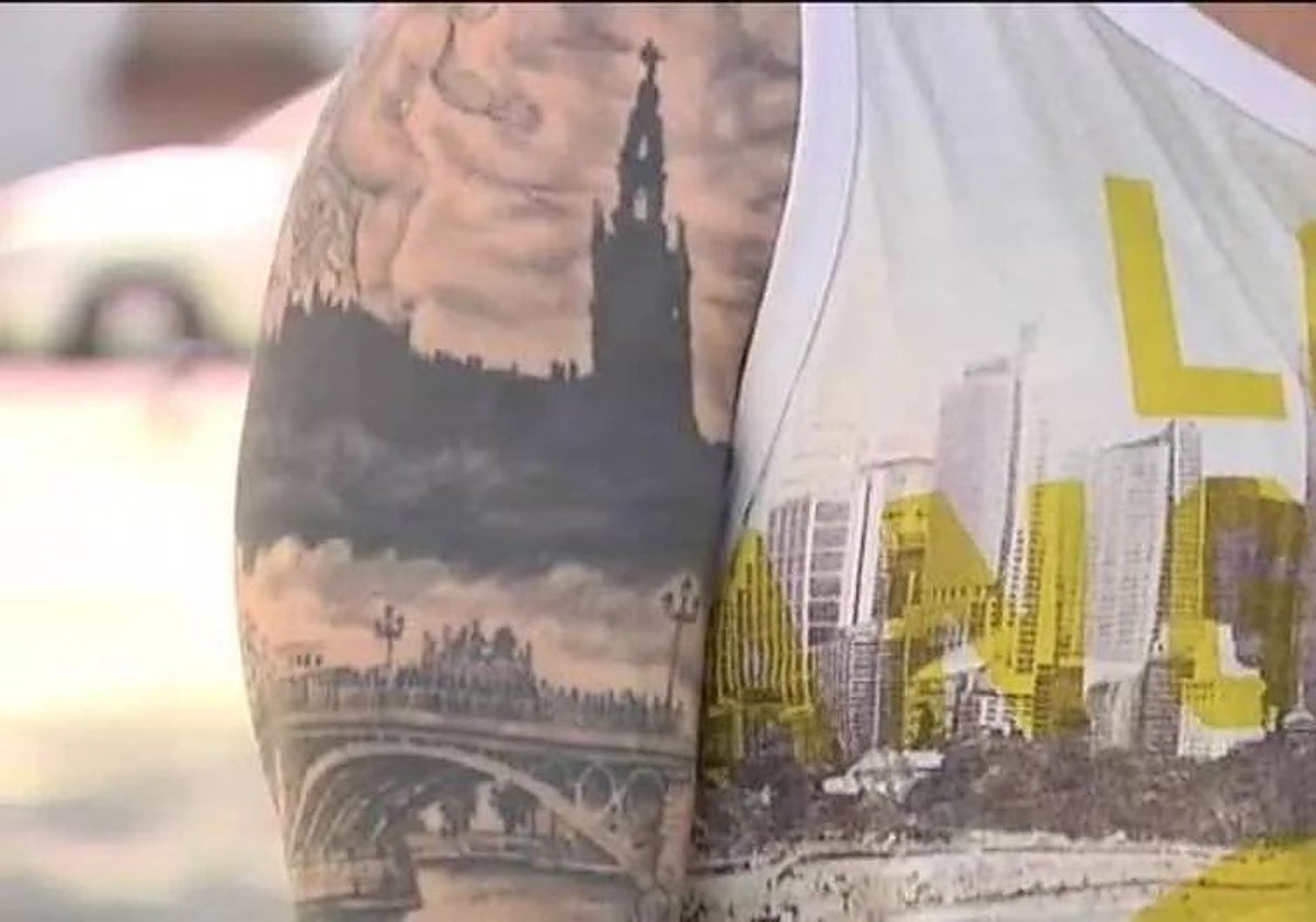 Hombre tatuado en el brazo monumentos de Sevilla
