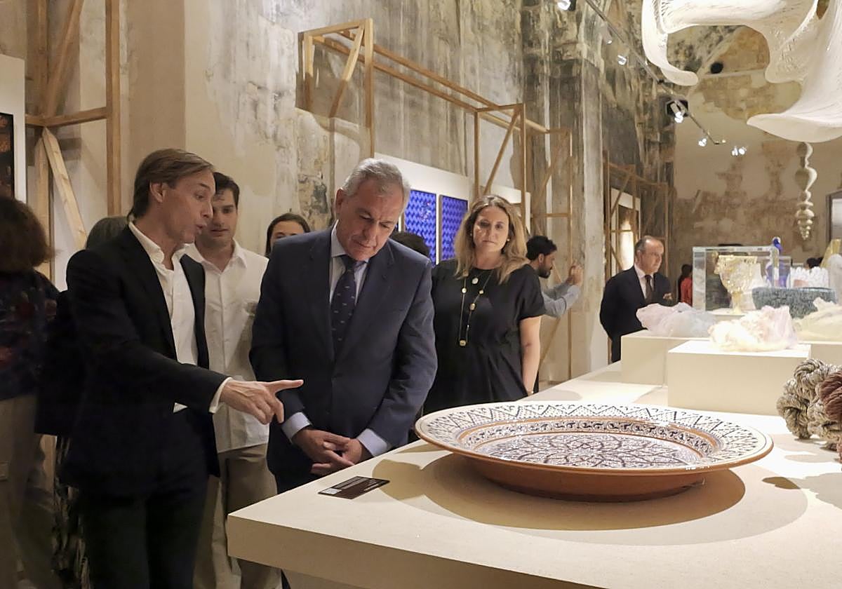 El alcalde de Sevilla inauguró esta exposición en la Fábrica de Artillería