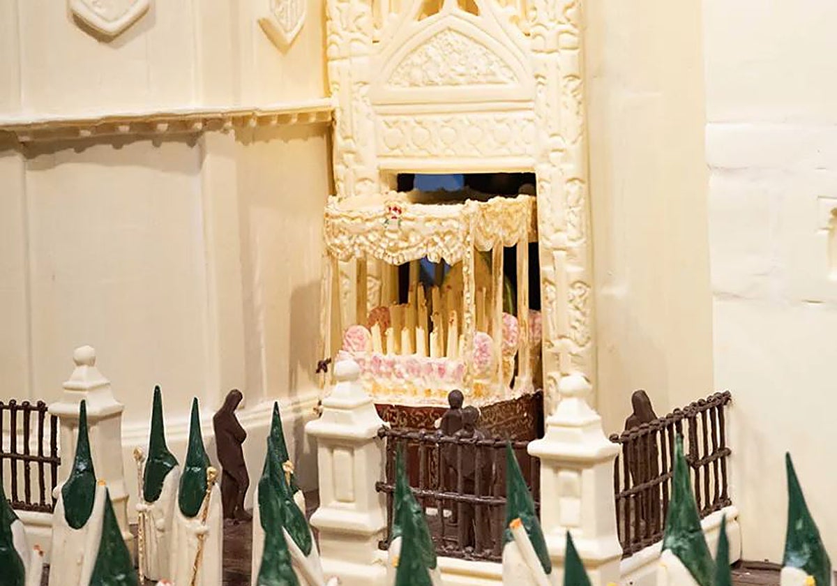 La Macarena de chocolate saliendo de la catedral