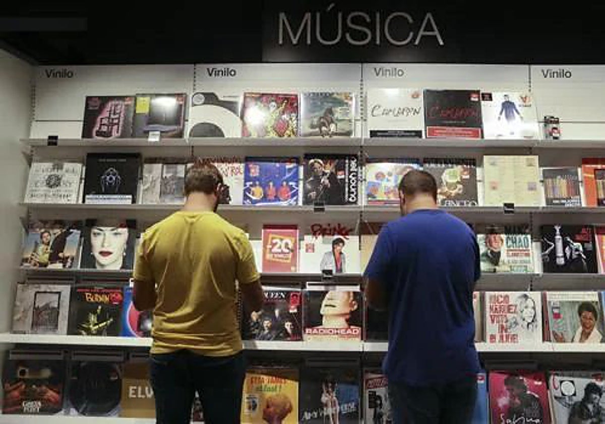 Dos clientes ojeando vinilos en la Fnac