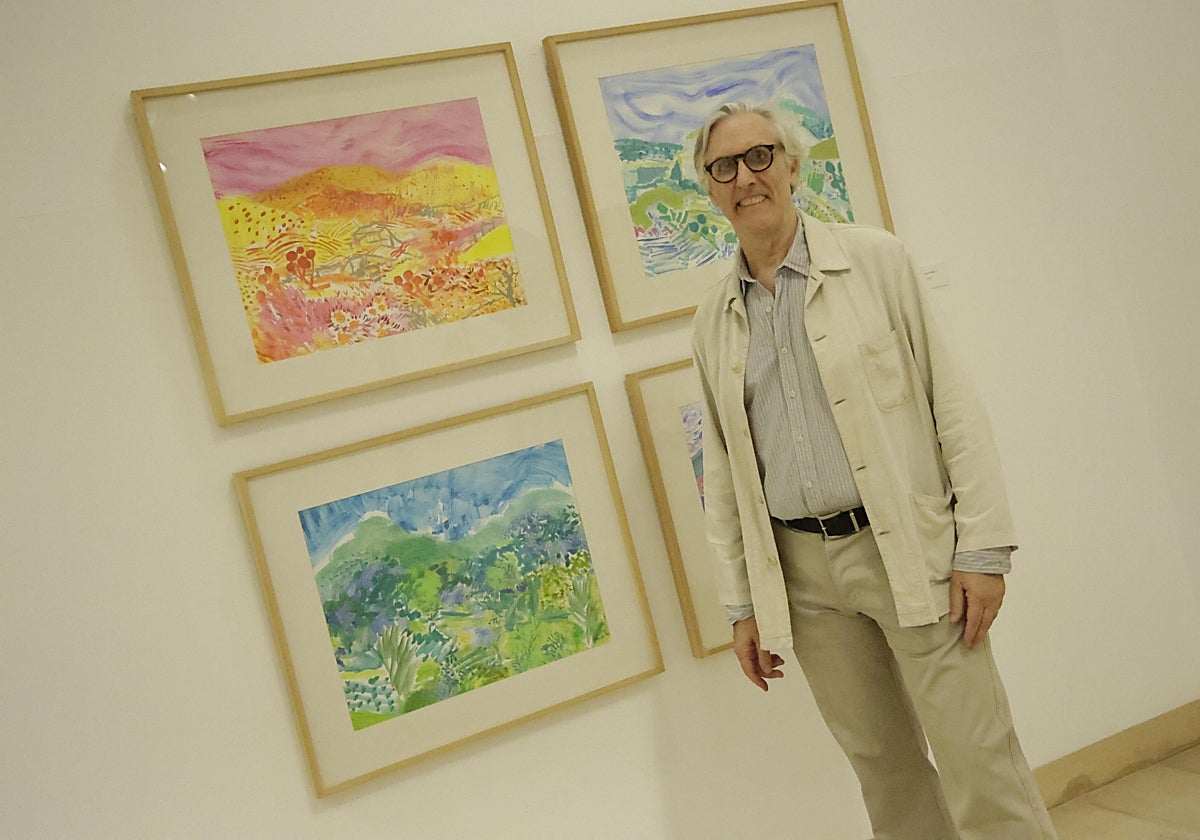 José Manuel Pérez Tapias ante las obras de su exposición en la Casa de la Provincia