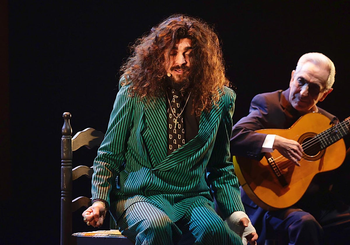 El cantaor toledano Israel Fernández actúa el 2 de noviembre en el Teatro Riberas del Guadaíra en una imagen de la pasada Bienal de Sevilla junto al guitarrista Antonio El Relojero