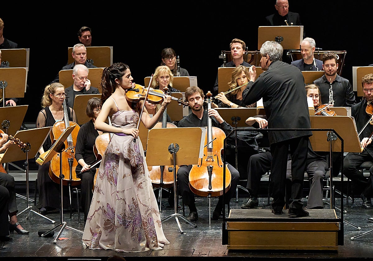 María Dueñas (violín) y Antonio Pappano (director)