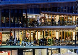 Torre Sevilla tendrá pista de patinaje sobre hielo esta Navidad y será gratis para los clientes que hagan esto