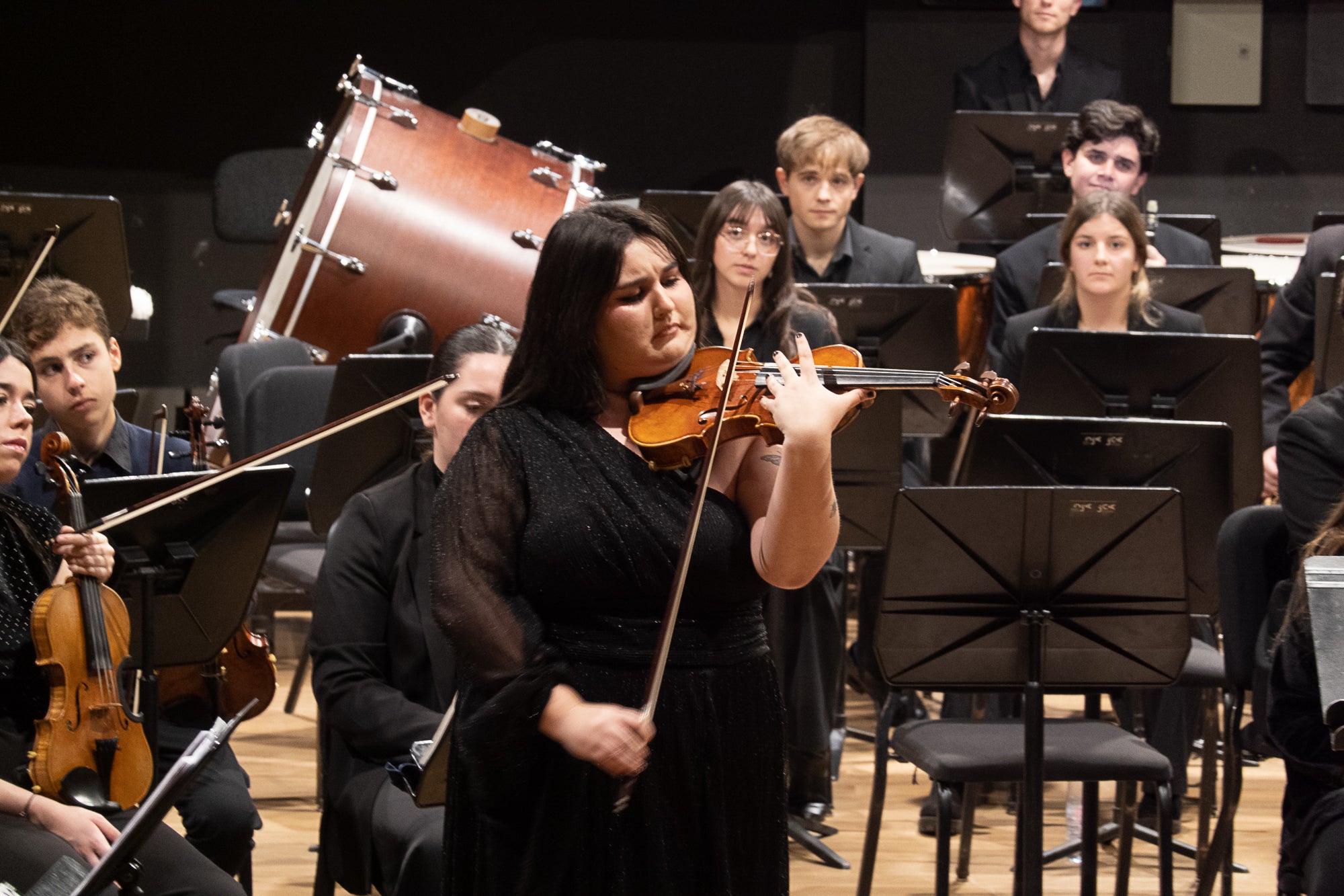 Nelly Romero (violin).