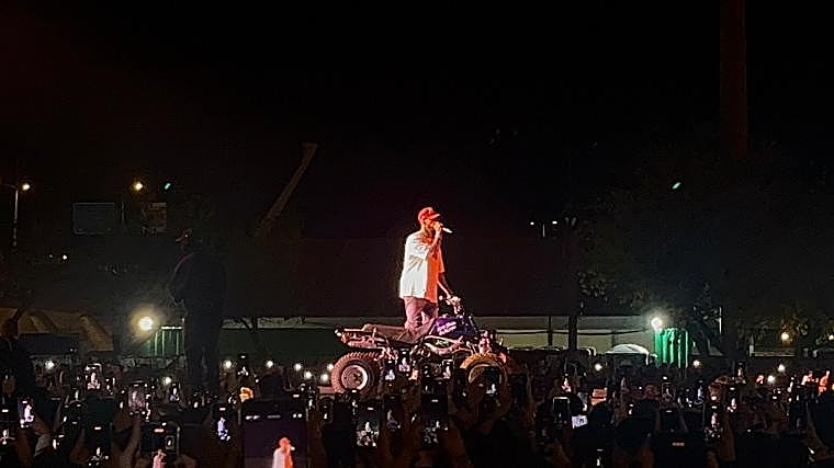 Anuel AA con una moto en el escenario en Sevilla