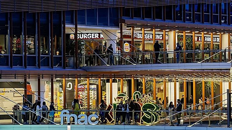 O centro comercial Torre Sevilla terá uma pista de patinagem no gelo sintético para a diversão das famílias.