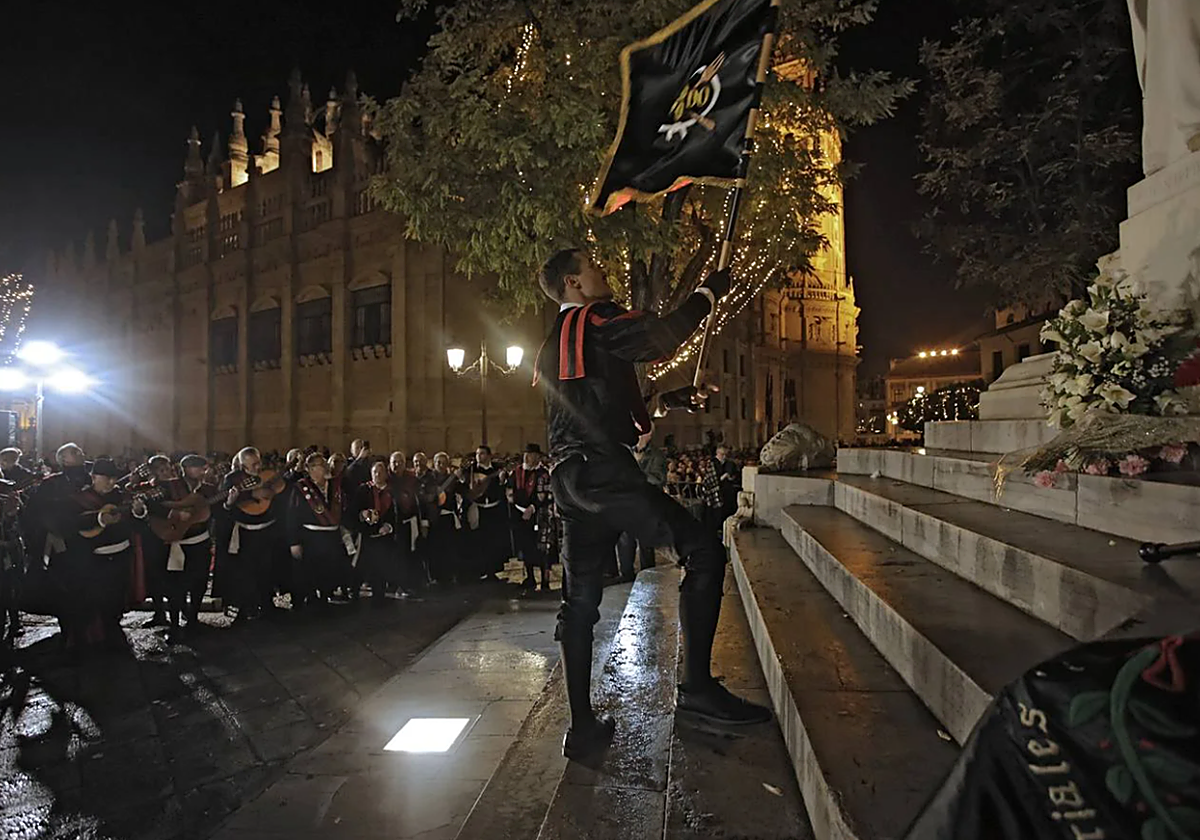 Ambiente festivo en la Plaza del Triunfo la tradicional actuación de las tunas en la vigilia del Día de la Inmaculada