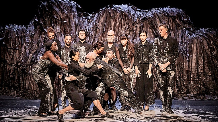 The mountain of algae which brings together the dancers in this work and which transforms, with the jet on the white liquid which makes them fall again and again