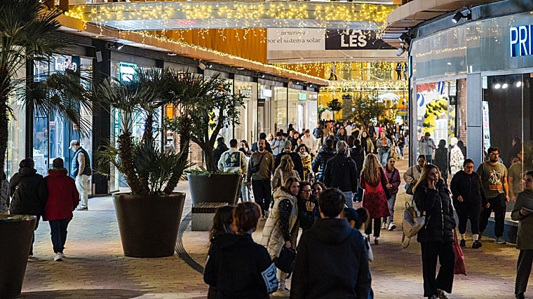 Durante o período de Natal, foi instalada uma pista de patinação no shopping Torre Sevilla.