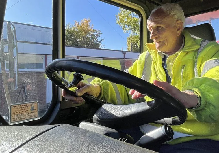 El camionero de 90 años que lleva 70 al volante y se niega a jubilarse: «No necesito GPS ni mapas»