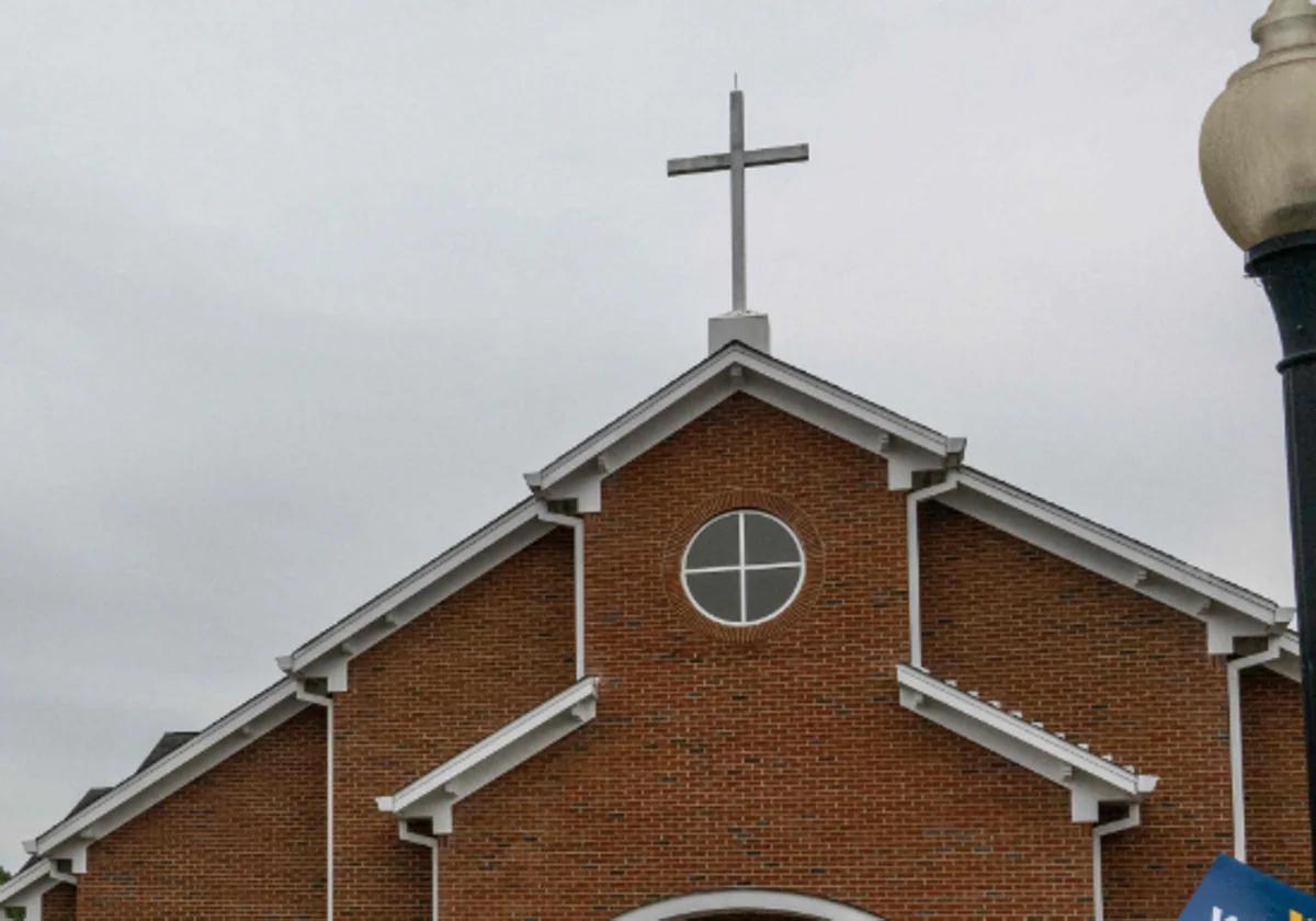 Un cura es detenido haciendo un trío sadomasoquista en una iglesia y el  altar acaba ardiendo