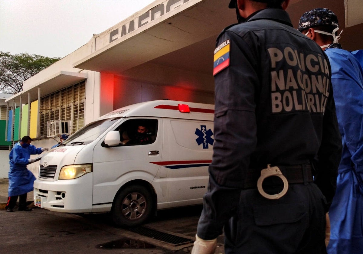 Un policía a la puerta de un hospital en Venezuela