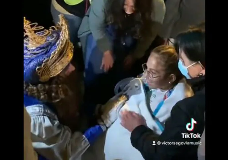 El cariñoso gesto del Rey Gaspar en Granada con una niña recién salida de la UCI