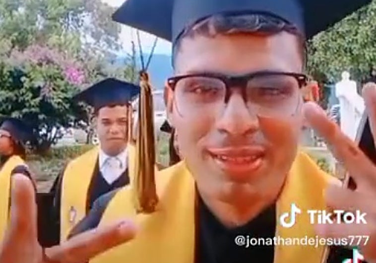 Joven bromea en un vídeo de TikTok sobre cómo se graduó copiando y la universidad invalida su título