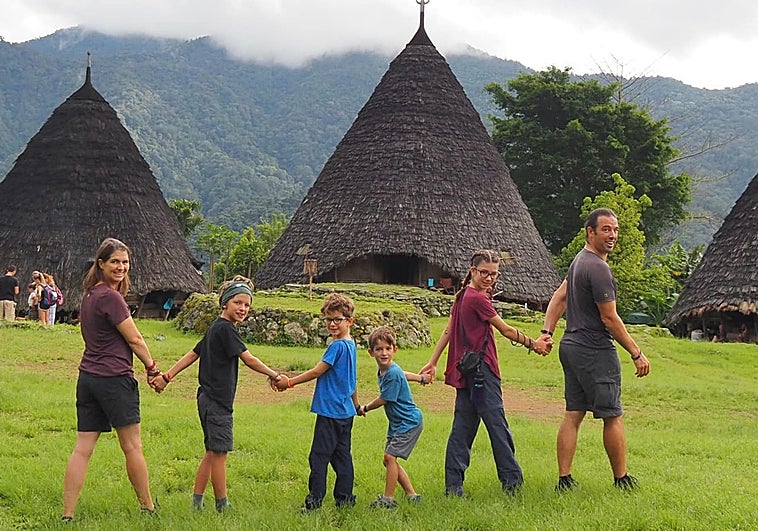 Una familia canadiense viaja alrededor del mundo antes de que sus hijos se queden ciegos: «Decidimos mostrarles lo hermoso que es nuestro mundo»