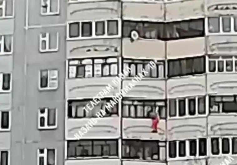 Una mujer cae de un sexto piso y vuelve caminando a su casa ilesa