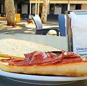 Puntuar 365 tostadas de jamón durante un año: el extraño reto de un americano en España