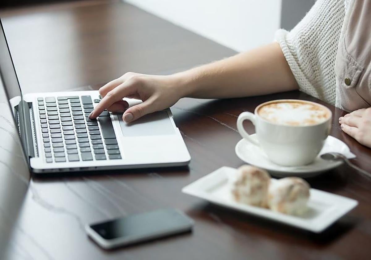 El cliente pidió un desayuno y se puso a trabajar, hasta que le invitaron a irse