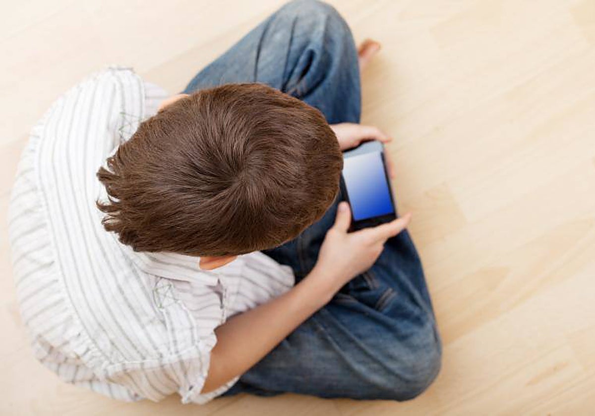 Un menor, usando un 'smartphone'