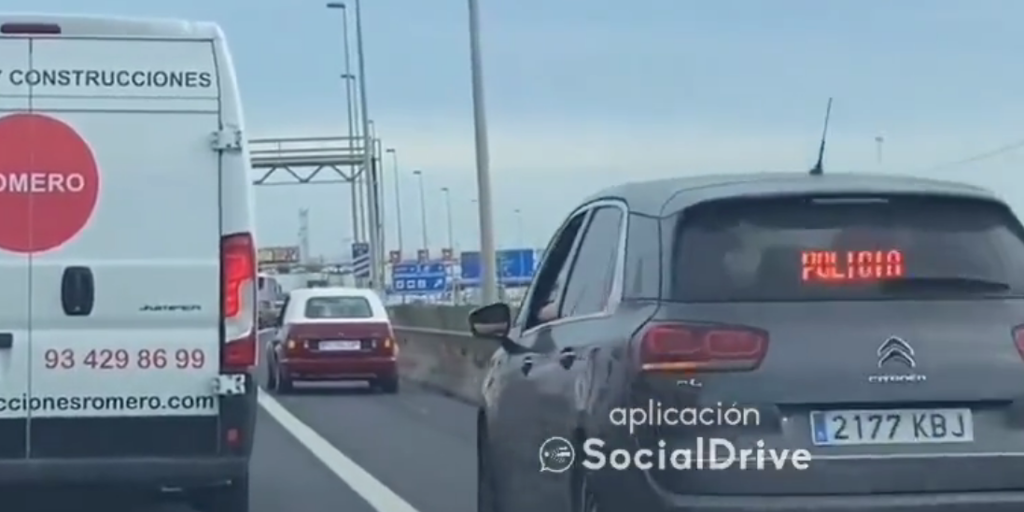 adelanta por el arcén y se encuentra un coche de los mossos