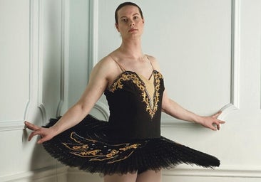 Indignación en Reino Unido por el vídeo de una bailarina trans de la Royal Academy que no sabe bailar: «Es una abominación»