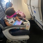 «Está embarazada y la hacen ponerse de rodillas a recoger las palomitas de mi hija»: polémica queja de un padre por el trato a su mujer en un avión