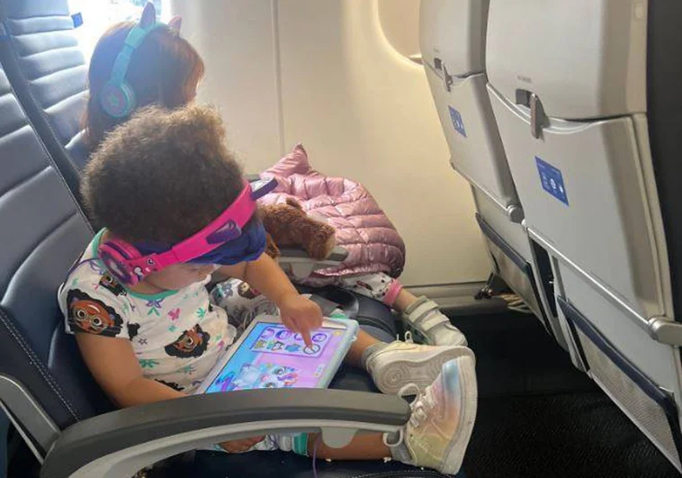 «Está embarazada y la hacen ponerse de rodillas a recoger las palomitas de mi hija»: polémica queja de un padre por el trato a su mujer en un avión