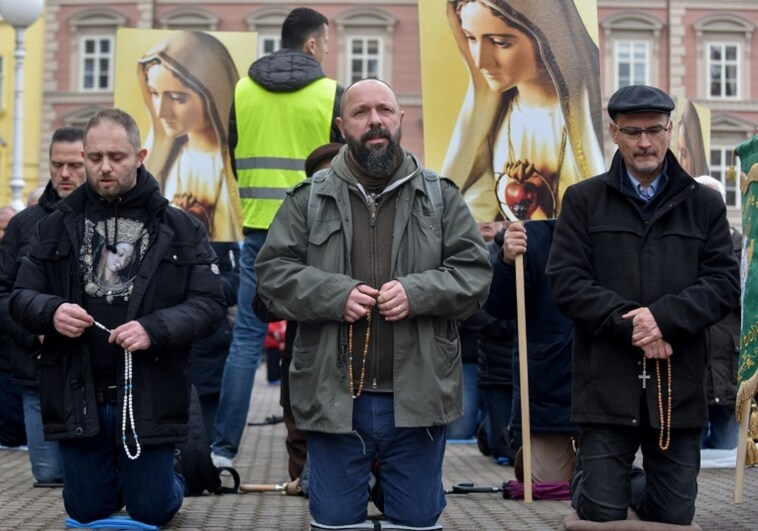 Un grupo ultracatólico de hombres queda una vez al mes para rezar por el recato de las mujeres en Croacia