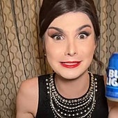 Disparan contra latas de cerveza para protestar por la campaña de una marca con una influencer' trans