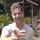 David Bisbal responde a su saludo viral: «Me he partido de risa con todos los memes»