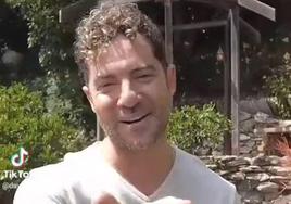 David Bisbal responde a su saludo viral: «Me he partido de risa con todos los memes»