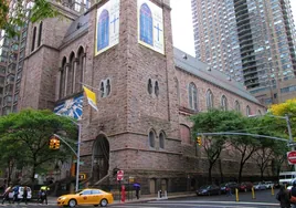 Una iglesia católica de Nueva York desata la polémica por una exhibición que afirma que «Dios es transgénero»