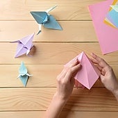 Suspende el examen de conducir de camión y amenaza a la autoescuela con cartas con centenares de grullas de origami