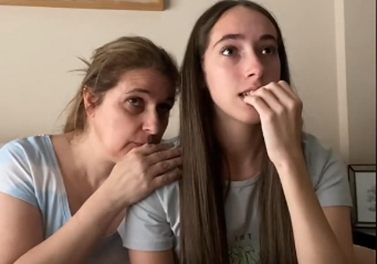 La estudiante Mar Muñoz junto a su madre