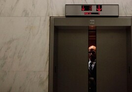 Qué hacer si el ascensor se cae: un sanitario explica cómo debemos colocarnos para sobrevivir